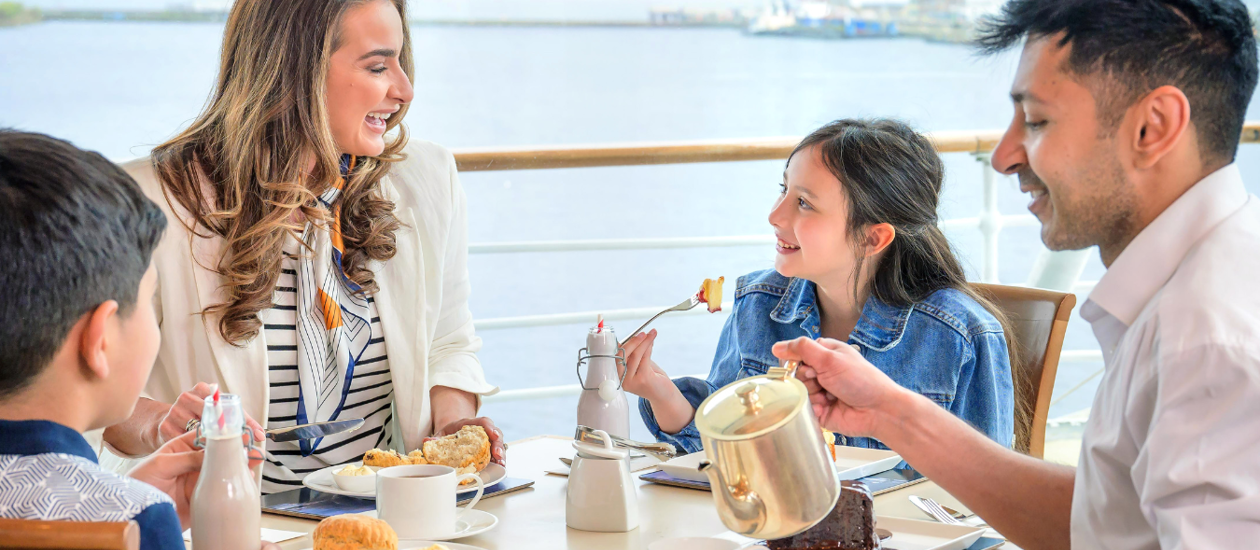 Family at the table eating lunch.
